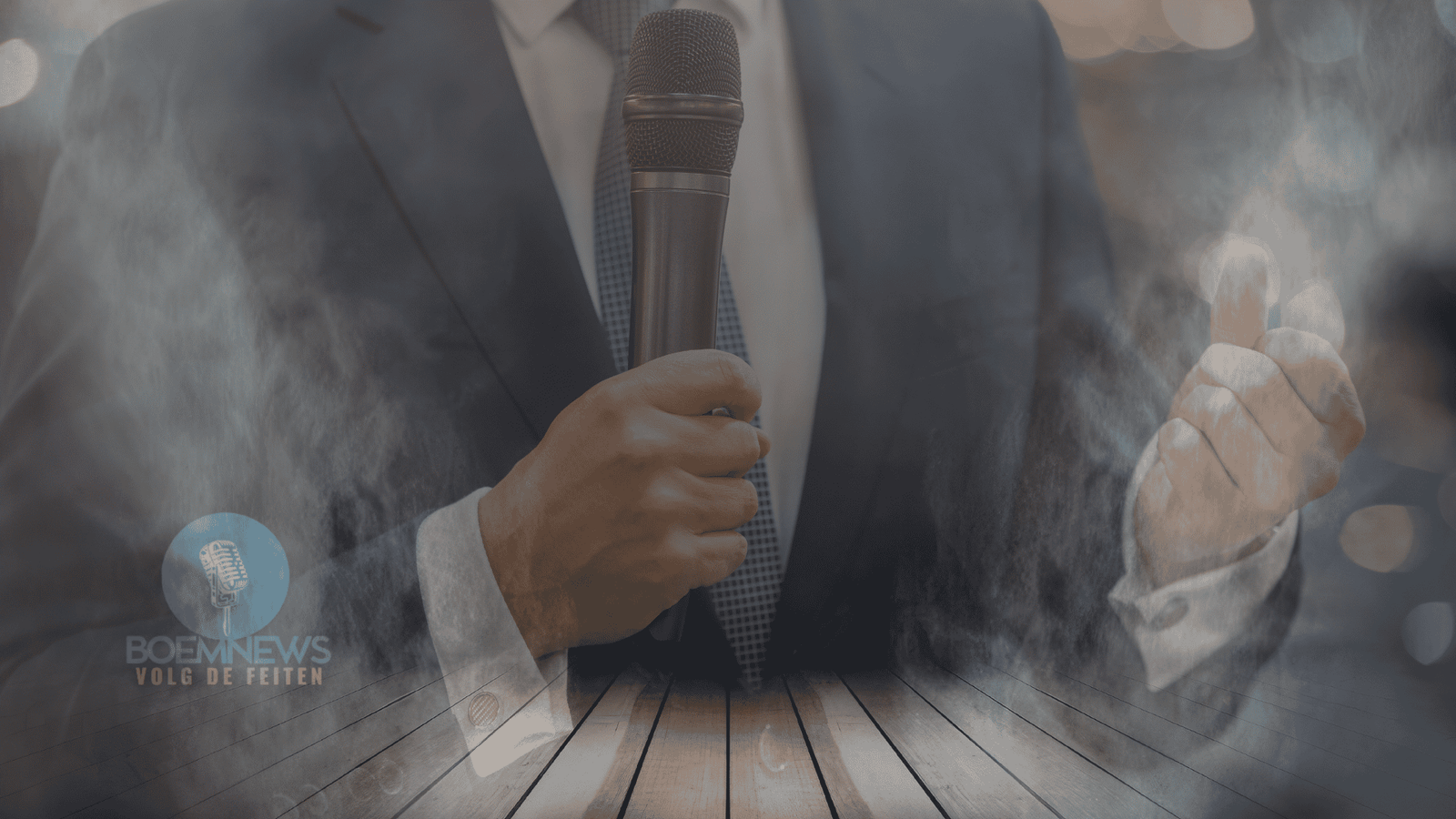 Figuur met microfoon en duim omhoog in mist — symbool van politieke taal die meer verbergt dan ze zegt