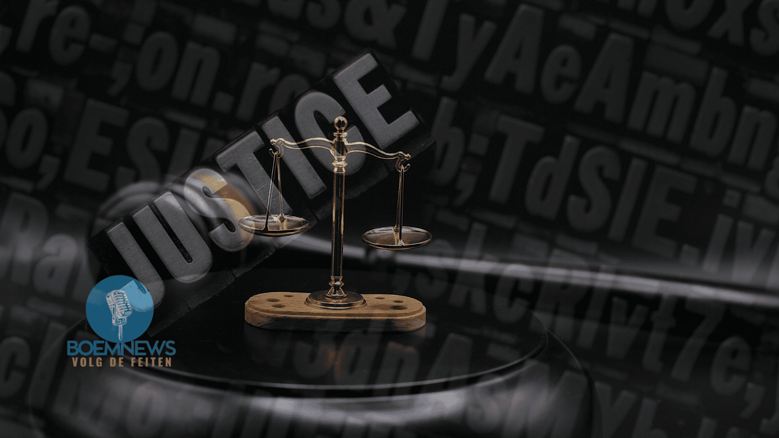 Gouden weegschaal tegen donkere achtergrond met het woord Justice — symbool van gerechtigheid die onder druk staat