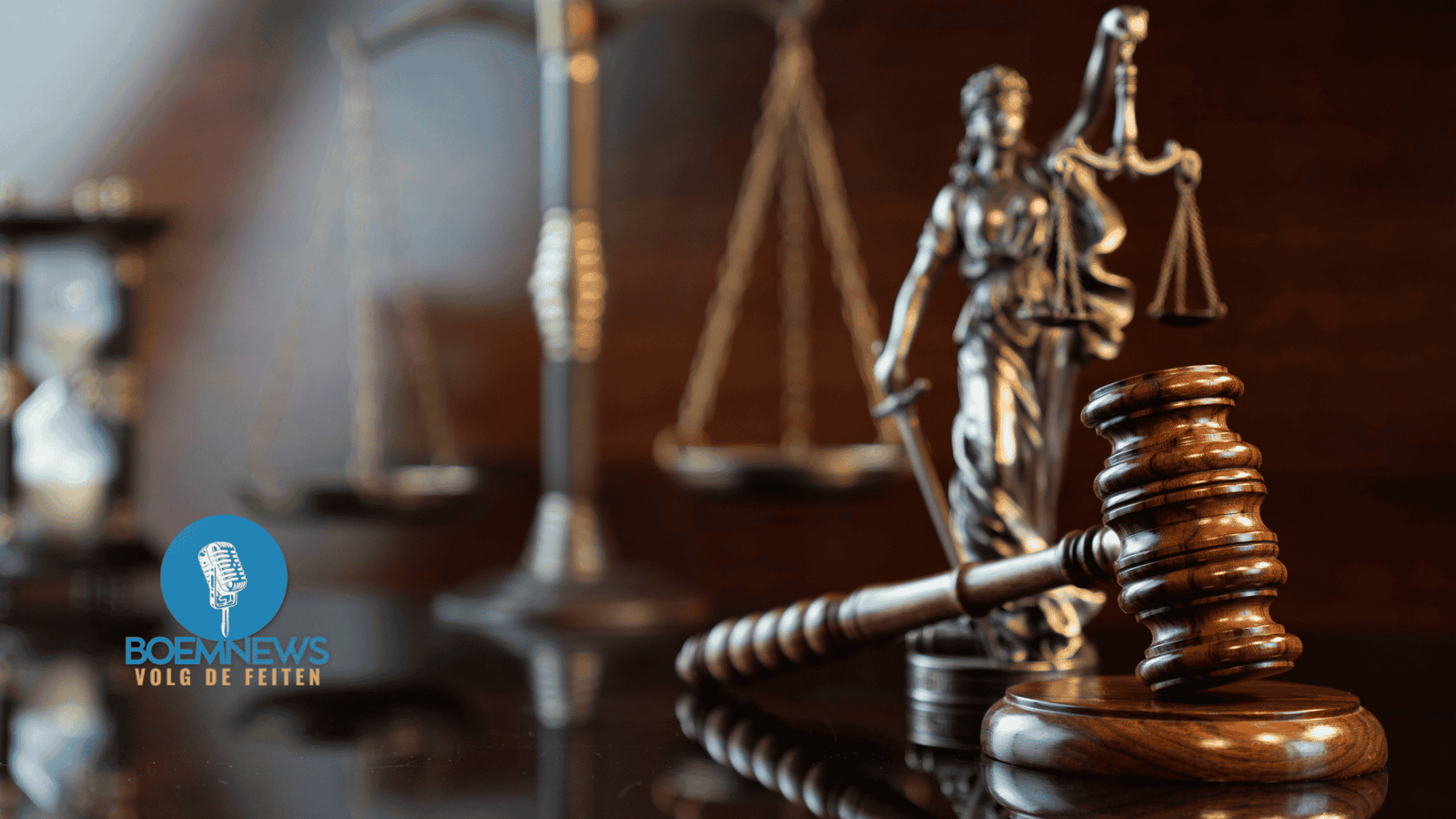 Vrouwe Justitia met weegschaal en rechtershamer — symbool van een tweesporigejustitie die niet iedereen gelijk behandelt